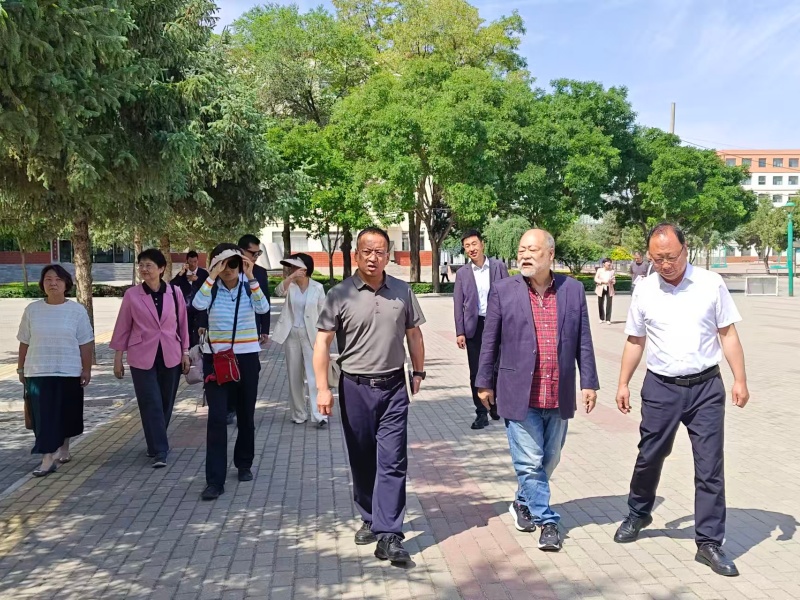 爱心助学 筑梦前行——我校举行2025-2026学年“黄土地励学金”发放仪式